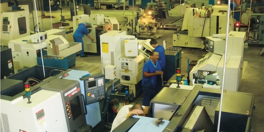 Área de fabricação da FB Bombas com tornos CNC.